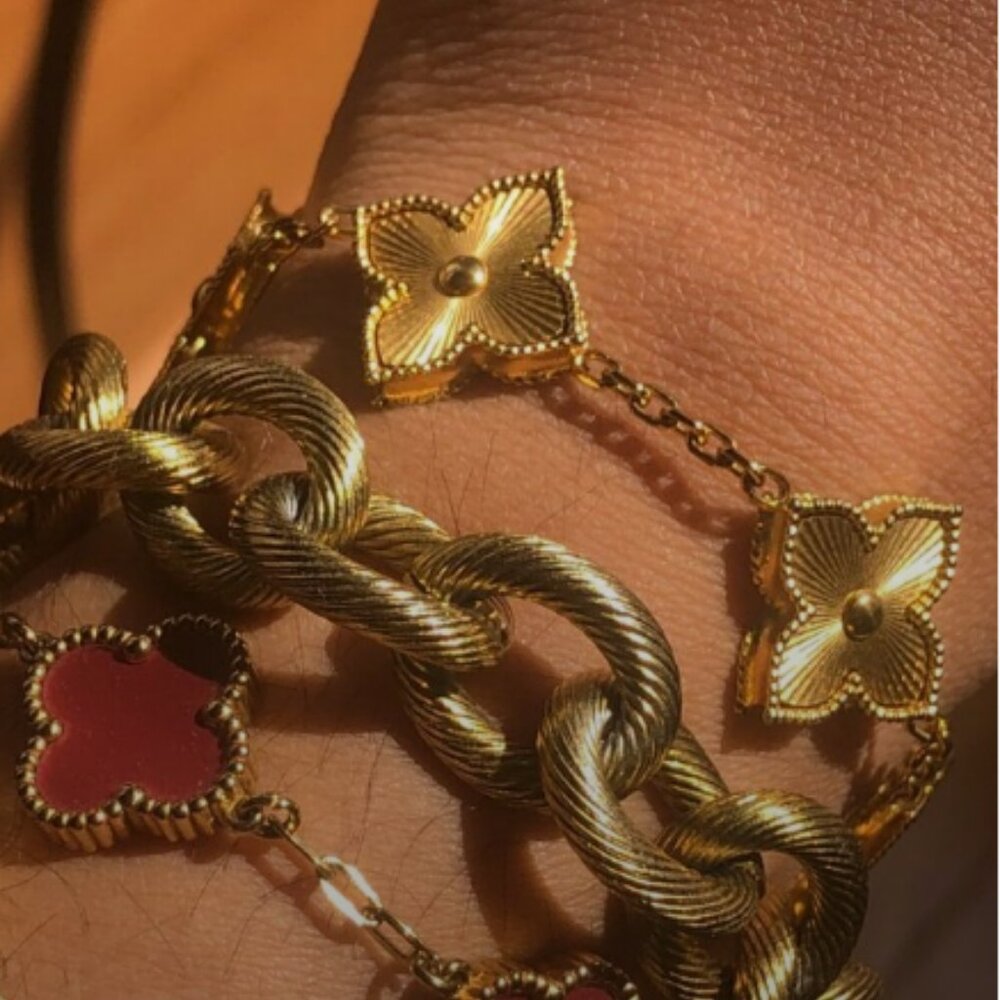 NWT - Alhambra Guilloche Gold Clover Bracelet - Picture 8 of 9